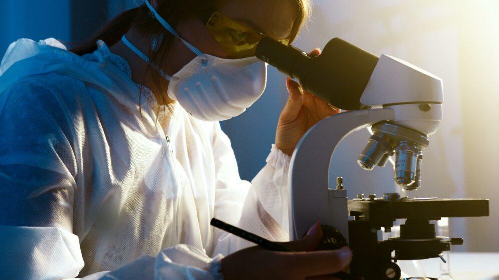Donne e scienza in laboratorio